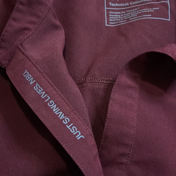 FIGS Technical Collection Rafaela Scrub Top in Maroon Size M - Picture 4 of 5